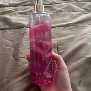 Britney Spears Fantasy fragrance mist 236ml. Luktar otroligt gott men använder inte den, därför säljer jag. Nästan helt full, locket är tyvärr borta. Köp gärna💕