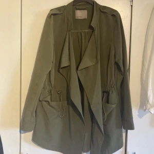 Grön vårjacka - Från VeroModa strl 40 men passar även 38
