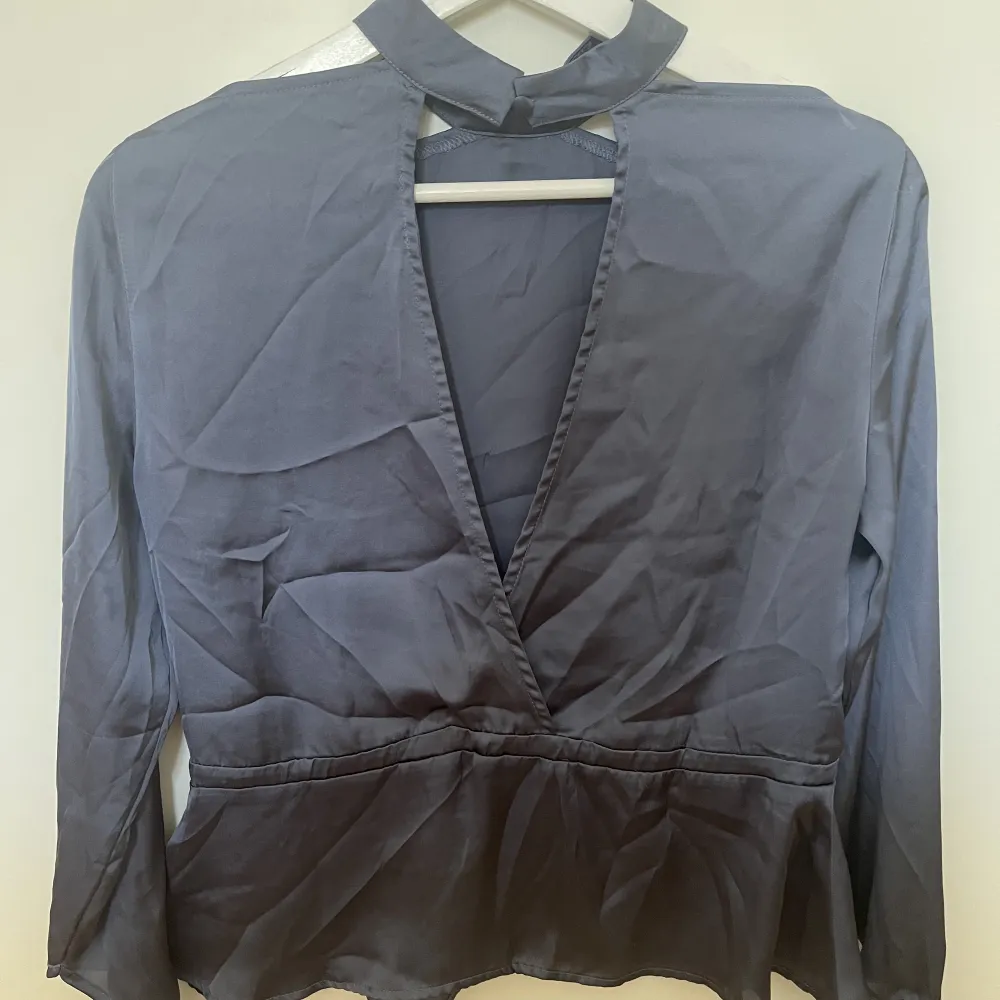 Superfin Marinblå långärmad blouse från na-kd. Blusar.