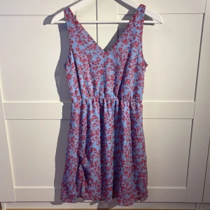 Fin sommarklänning  - En jättefin klänning från vero Moda. Använd några enstaka gånger. 