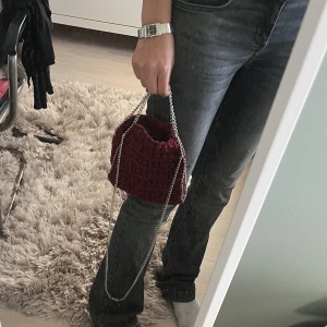 Vinröd stickad väska  - Jätte snygg vinröd stickad väska!! Stella mcartney liknande!! Skriv om ni undrar något eller är intresserade av att köpa❤️