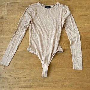 Begie body - En beige body från even&odd💘. Säljer för att den inte kommer till användning. Tröjan är i nyskick och har aldrig använt!