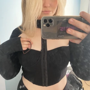 svart tröja 💗💗 - Säljer nu min tröja i storlek s från current mood eftersom den blivit för liten💗 