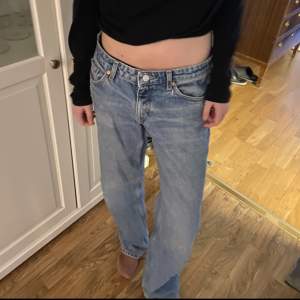 Ett par lågmidjade baggy jeans från weekday. Lite nötta i benen. Skriv om ni vill ha bild. 💕jag är 165 cm