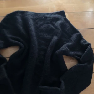 no-shoulder tröja - stickad no shoulder tröja! Ganska använd!❤️