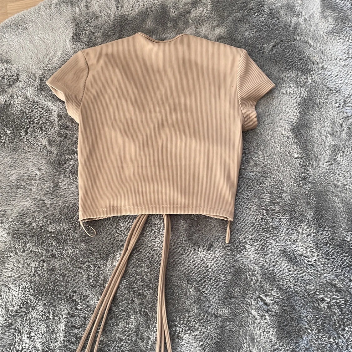 Brun topp med snören  - 90