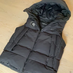 Väst - Säljer min Sail Racing väst i storlek L då den inte kommer till någon användning. Bra skick, använd fåtalet gånger. 1500 + Frakt 