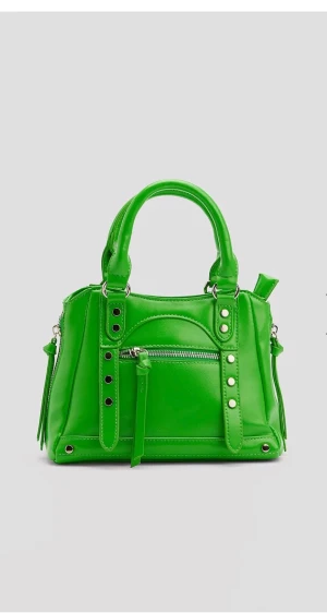 Grön väska med nitar  - Säljer denna gröna väska med nitar från nakd då jag aldrig får användning för den längre. Väska. Är i ett mycket bra skick och har används ca 5 gånger och  kommer med ett justerbart långt band. Pris kan diskuteras.  