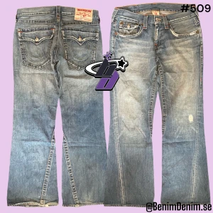 true religion  - trueys i modellen Joey , tag 32/33😈ytterben 102cm😈innerben 76cm😈midja rakt över 45cm😈benöppning 25cm😈modellen är 180😈flaws, distressed, skadade i benöppning