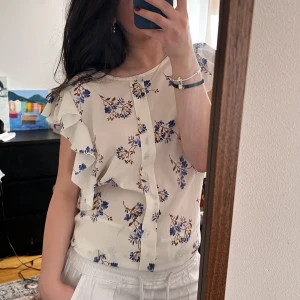 Blus - Söt blus köp för 80kr plus frakt