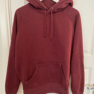 Vinröd hoddie - 50kr, Vinröd hoddie från bikbok i storlek S❤️