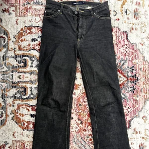 Jeans - Svarta jeans med gula sömmar. De har tyvärr blivit för små för mig. De är lite midwaist och sitter bootcut. Köp för 200kr plus frakt