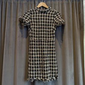 Tweed klänning - Helt ny