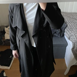 Svart kappa - Svart tunn kappa ifrån bikbok. Supersnygg och skön☺️ storlek s🤩