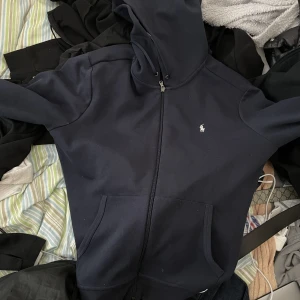 ralph lauren tröja - Ralph lauren hoodie i jättebra skick NYPRIS -: 1895kr Pris kan diskuteras 