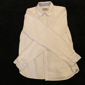 Hampton republic skjorta - Vit skjorta. Använd men i bra skick. 100% bomull