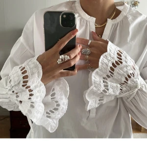 Skjorta/blus - Skjorta/blus med superfina detaljer på ärmarna!