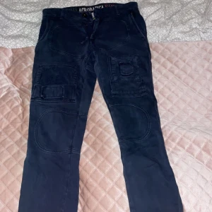 Cargo byxor aeronautica militare - Köptes i Italien för några år sedan. Använda fåtal gånger. Lite mjukisaktigt material och lite stretch i dom. Storlek s   