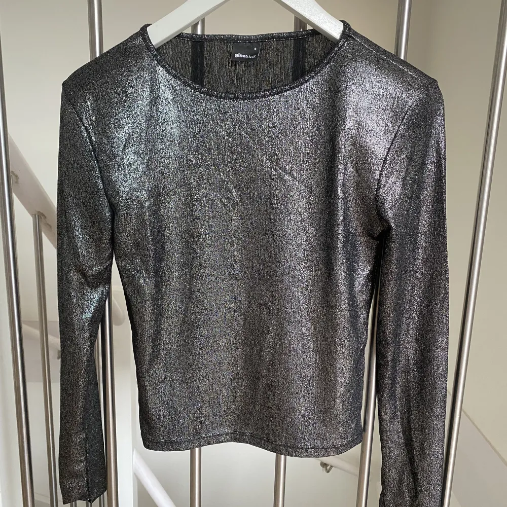 Säljer denna glittriga tröjan från Gina Tricot i storlek S, lite liten för mig 💓. Toppar.