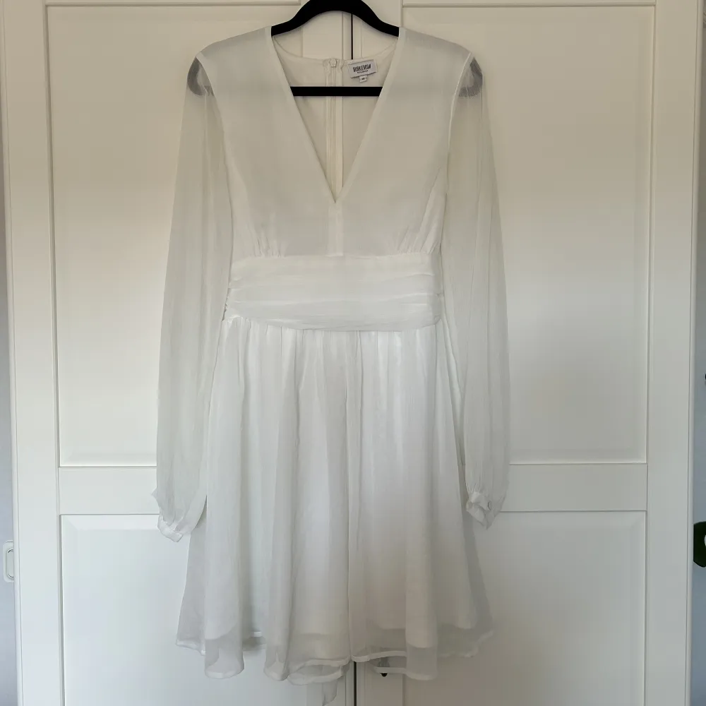 En vit klänning från bubbleroom, perfekt till studenten. I nyskick, endast använd en gång. . Klänningar.