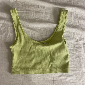 Kort linne - Använt tidigare innan, men har blivit lite kort o liten på mig så jag använder den inte längre.🤍 Den är neongrön/gul