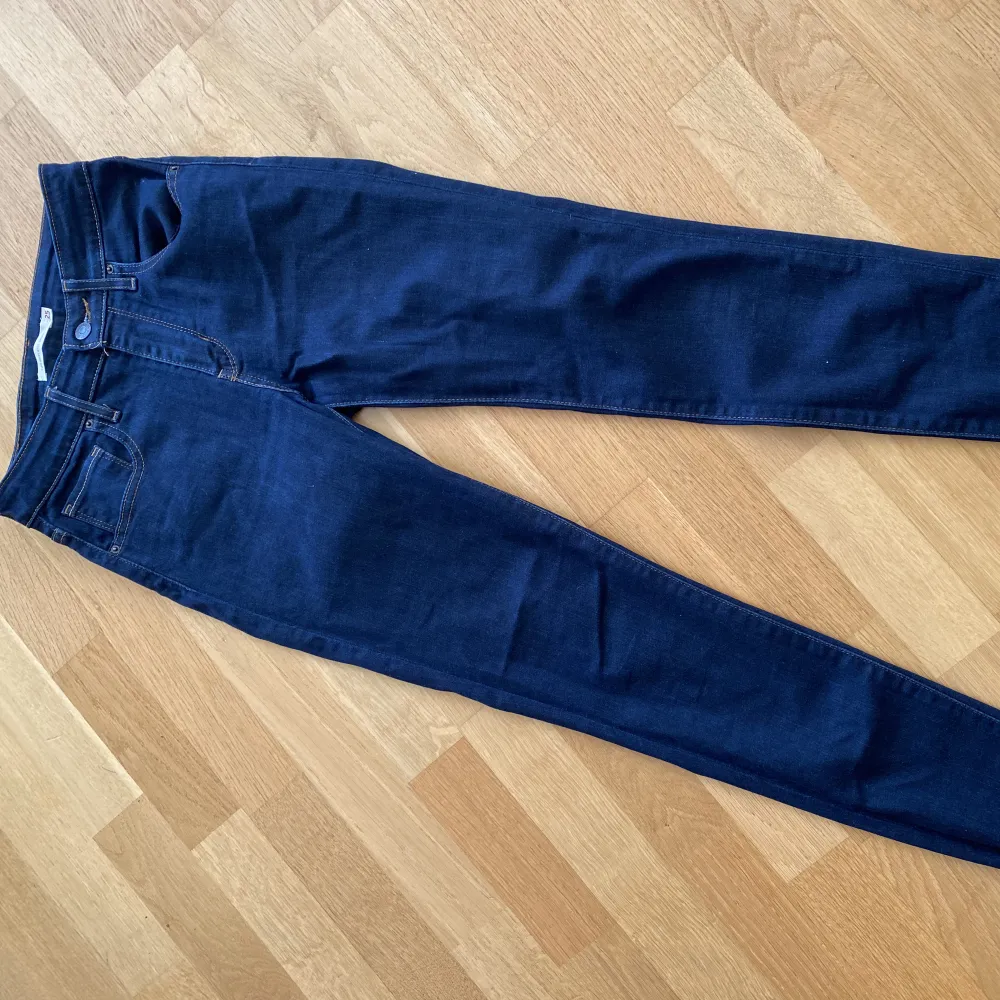 Snygga jeans i storlek 25. Har lite slitage nere på benen och är helt nya. . Jeans & Byxor.