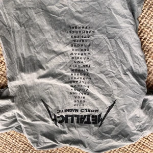 Tshirt - Vänd mobilen så ser du, mobilen kukar ur. Oversized tshirt från hm med tryck.