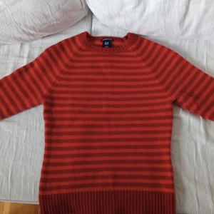 Gap randig stickad tröja  - Säljer denna jättefina o mysiga stickade tröjan från GAP i lammull! Jättebra skick o trekvartsärm. Skriv vid frågor osv :) 