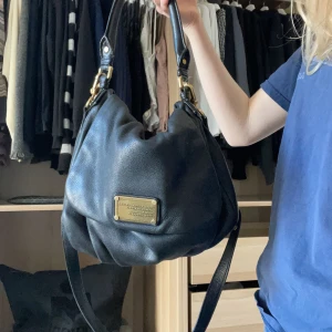 Marc Jacobs väska - Säljer en jätte snygg Marc Jacobs väska som är i topp skick förutom att den är lite slitet vid handtaget annars hur fin som helst den är självklart äkta❤️