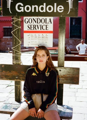 NY: Venezia matchtröja - Helt oanvänd Venezia matchtröja. Lappar är kvar. Varit svåra att få tag på under hela säsongen och säljer slut på löpande band.   Tyvärr för liten storlek för mig. Storlek M men bedöms vara en S enligt mig. äkta köpt via Venezias hemsida. Nypris: 1450kr