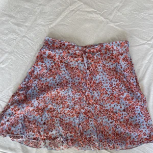 Blommig kjol - Så söt kjol med liten volang som perfekt nu till vår/sommar🌼🌸 den är i storlek 34 och i bra skick, pris kan diskuteras!