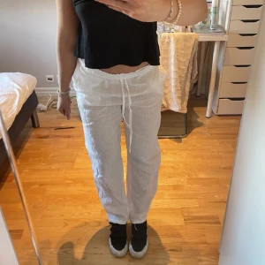 Vita linnebyxor  - Ett par jette fina linnebyxor i storlek S. Dom är i jette bra sick utan några defekter men säljer dom då de inte satt som jag hadde tängkt mig på mig. 
