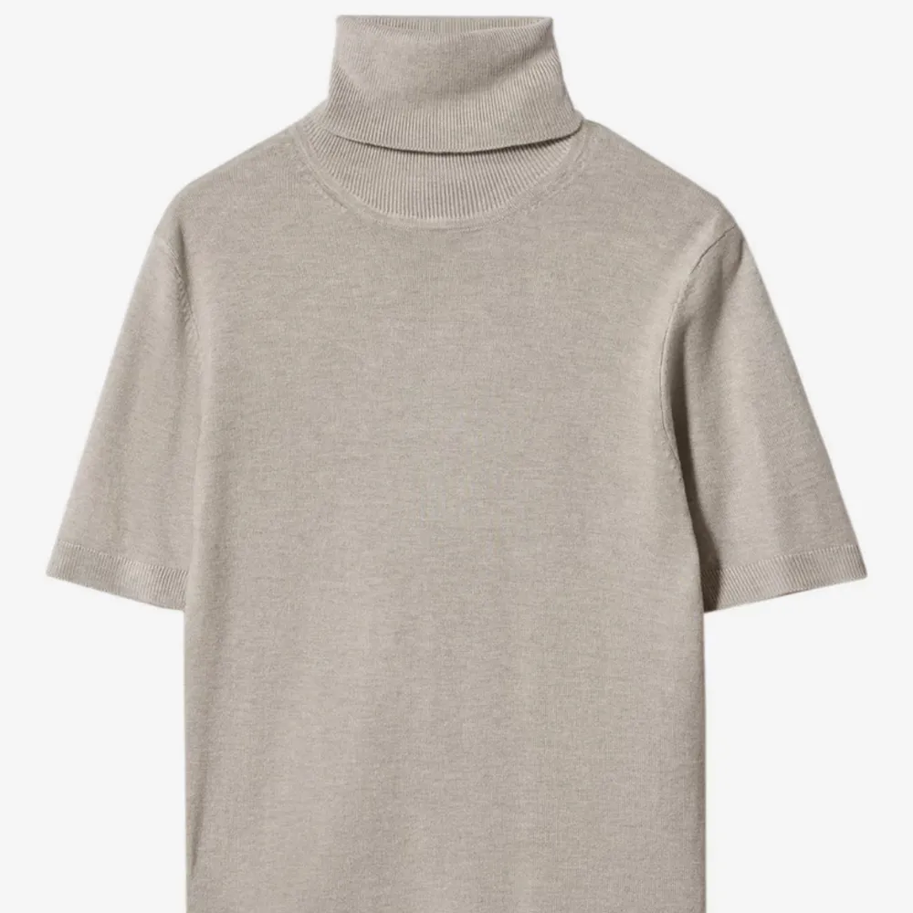 söker denna tröja från mango i stl S/XS !💞kan tänka mig att köpa för 100-200kr 💗 hör jätte gärna av dig om du har en och vill sälja !🥰. T-shirts.