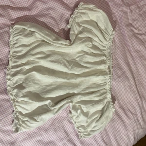 Vit topp - Använt fåtal gånger, väldigt fint skick. Perfekt för sommaren, kan ha som off shoulder eller inte. Pris kan duskuteras:)