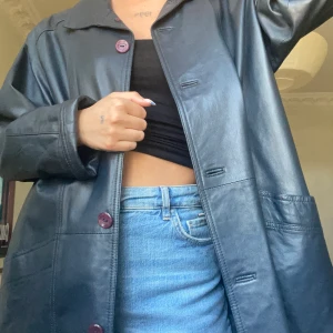 Skinnjacka i storlek 46 - En mörkblå ish /svart skinnjacka  På mig som som har storlek S sitter den oversize men perfekt passform  Köparen betalar frakt 