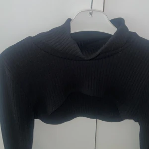 Tröja övertopp - Svart ”Övertopp”, tight passform. Snygg till skjorta, tshirt, linne övriga toppar! Liten i strl
