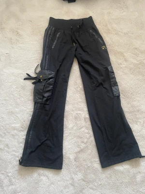 Adidas byxor - Lågmidjade Adidasbyxor med fickor , säljer dessa pågrund av att dessa har blivit för små