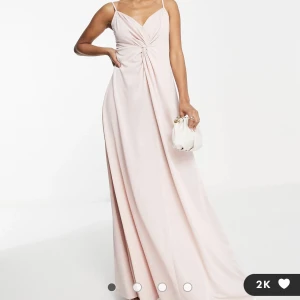 Balklänning ljusrosa - En tunn, skön och enkel klänning till exempel balen. Oanvänd. Nypris 539kr.