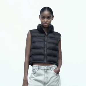 Croppad väst - Säljer en croppad väst från zara. Västen är som ny. Dragsko vid nederkant. Storlek M. Passar S