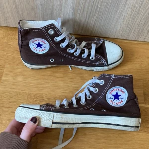 Bruna converse  - Bruna Converse i storlek 37 i väldigt bra skick. Enda anmärkningen är att det saknas en metallbit annars jättefint skick. Säljer bara för att jag köpt svarta istället. Blir dina för 200 kr plus spårbar frakt på 69 kronor💘