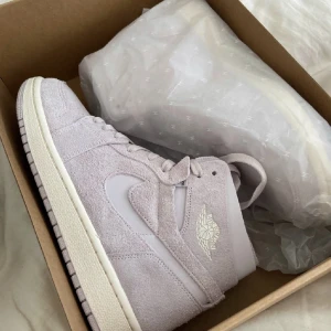 Skor - Säljer dessa Air 1 ZOOM jordans i storlek 40.5 De är i jättefint skick och aldrig använda. Säljs för endast 1500kr. Frakten kostar 99kr. Priset kan prutas lite vid snabbt köp!  till mig vid frågor eller köp!