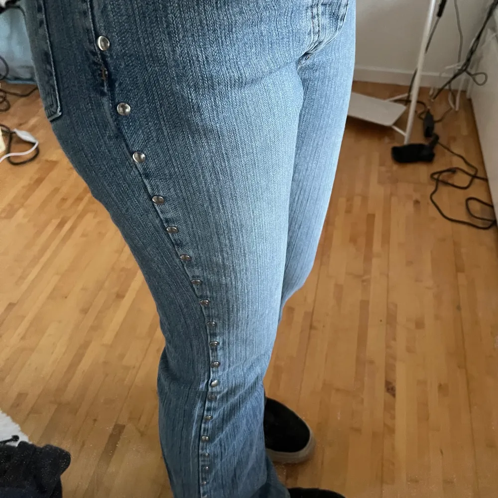 superfina jeans med nitar på sidan! säljer då dom är lite för små på mig. jeansen sitter typ midwaist skulle jag säg 🥰. Jeans & Byxor.