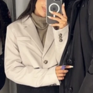 Kavaj - Säljer denna korta kavajen från hm! Inte använt 