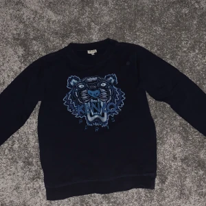 Kenzo sweatshirt - Size: XL barn. Så ungefär size XS på vuxen. Skick 9/10. Rkt bra använd. Köpt för 1600kr. 