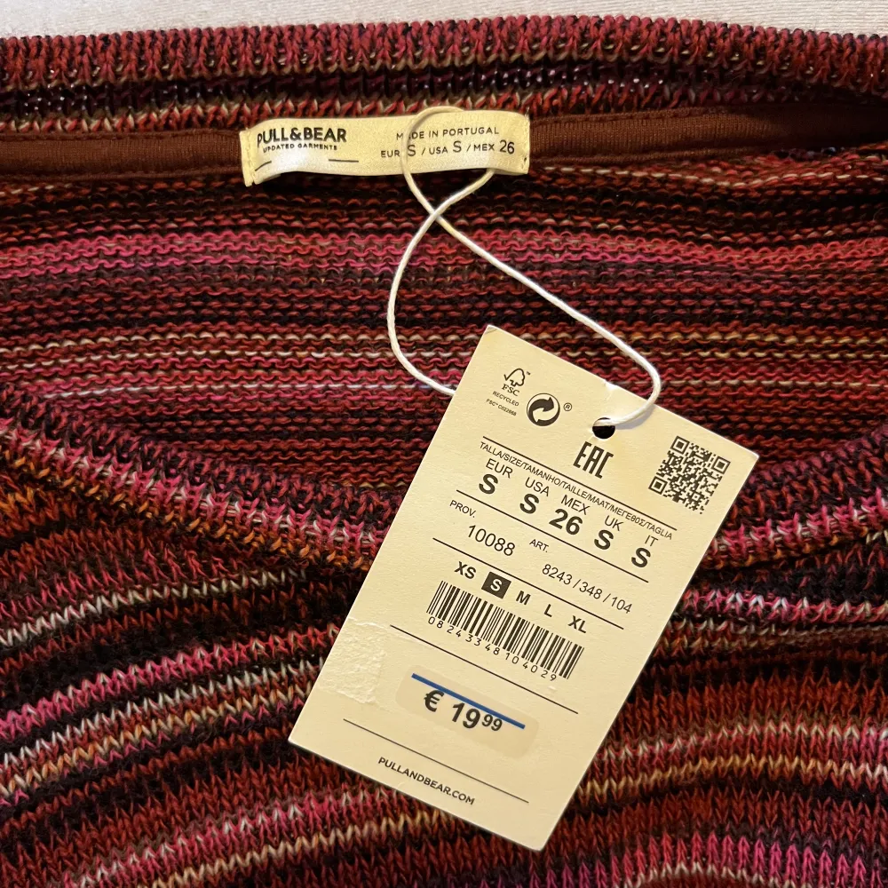 Oanvänd stickad tröja från pull and bear med prislappen kvar. Storlek S. Köpare står för frakt❤️ ordinarie pris 200 kr. Stickat.