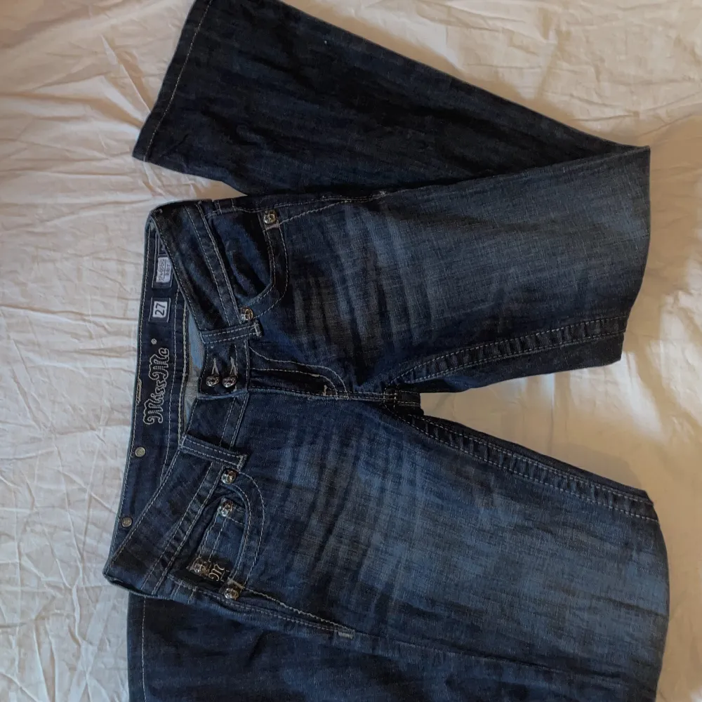Ett par miss me jeans som är köpta på Sellpy i storlek 27. Aldrig använda bara provade då dom är för små. Lite korta på mig som är 167. Höft storlek på jeansen är 71,5 på ett ungefär. . Jeans & Byxor.