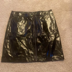 Läderimiterad kjol svart - Svart läderimiterad kjol! Aldrig använd, nytt skick.