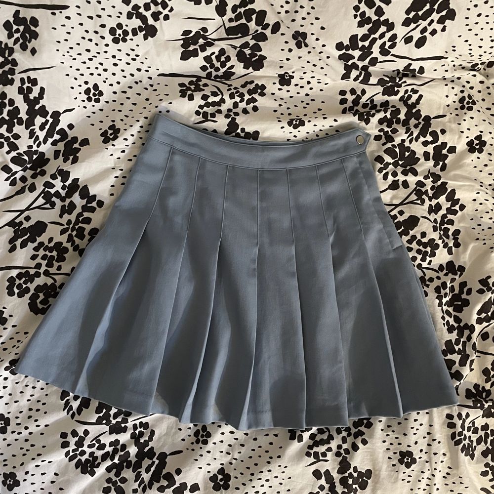 Blå Supersöt veckad kjol | Plick Second Hand