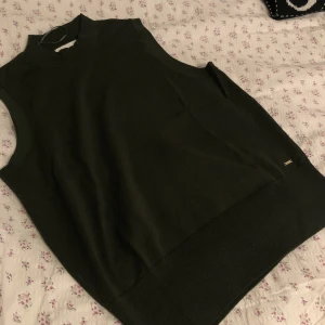 Olivgrön väst - Säljer denna då den inte kommer till användning. Helt ny, aldrig använd/testad. Inga defekter. Den är tänkt att passa kroppsformen.