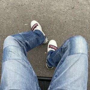 Wrangler jeans - Säljer nu mina feta wrangler jeans 🤝 storleken är 33/36 men passar mig som har 30/32 i andra jeans dunderbra. Mitt pris är inte skrivet i sten så kom med prisförslag!! 🤌